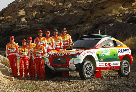 Mitsubishis team består af de samme kørere som skulle have deltaget i Rallye Dakar 2008:<BR>Stephane Peterhansel/Jean Paul Cottret - Luc Alphand/Gilles Picard - Joan „Nani“ Roma/Lucas Cruz Senra - Hiroshi Masuoka/Pascal Maimon.